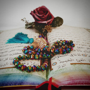 Regenbogen Quran mit einer Kristal- Gebetskette in...